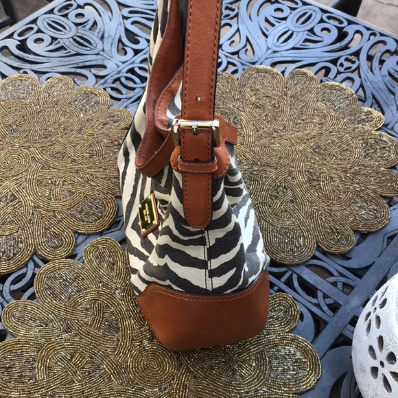 Michael Kors Millbrook Canvas Tiger Shoulder Bag Purse - Picture 12 of 15